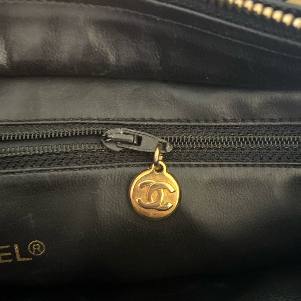 Classic CHANEL Black Quilted Patent Leather Shoulder Tote, 24K Gold Plated - Picture 3 of 16